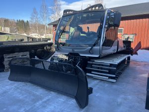 Fin løypemaskin som tråkker langrenns løyper